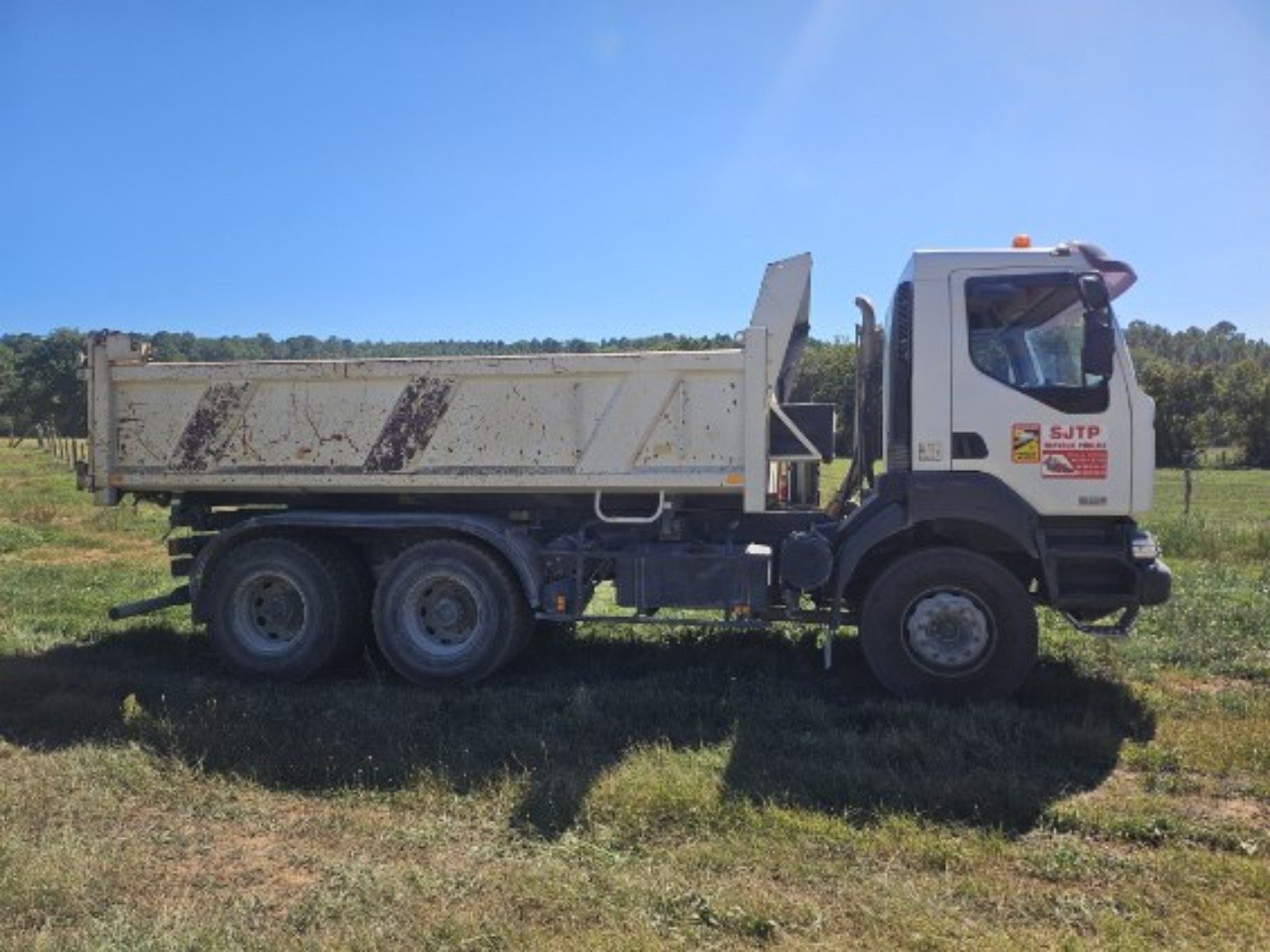 Camion-benne SJTP sur site